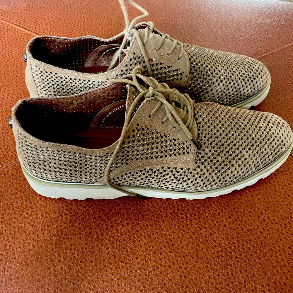 Donald Pliner suede shoe